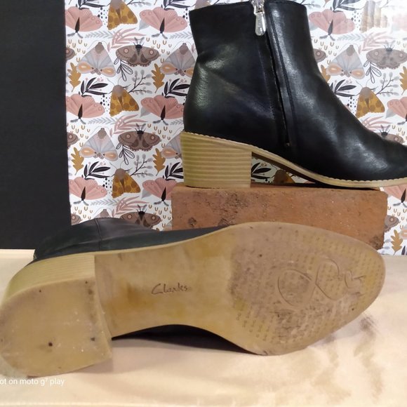 Clarks Black Leather Ankle Boot w/Chunky Heel Size 10 - Picture 3 of 8